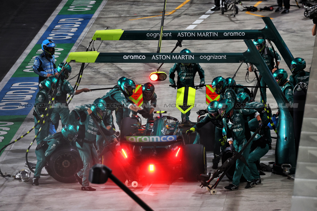 GP QATAR, Fernando Alonso (ESP) Aston Martin F1 Team AMR23 makes a pit stop.

08.10.2023. Formula 1 World Championship, Rd 18, Qatar Grand Prix, Doha, Qatar, Gara Day.

- www.xpbimages.com, EMail: requests@xpbimages.com © Copyright: Moy / XPB Images