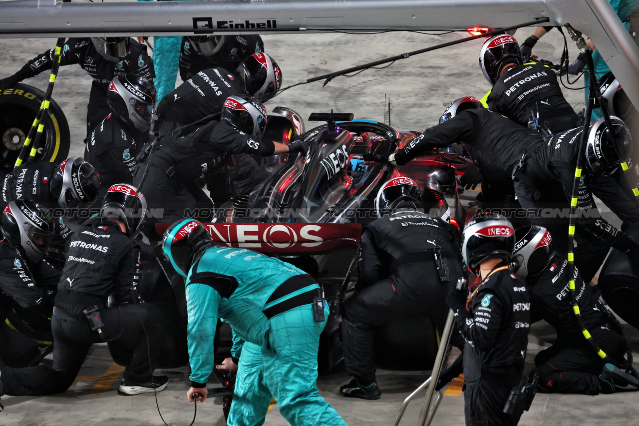 GP QATAR, George Russell (GBR) Mercedes AMG F1 W14 makes a pit stop.

08.10.2023. Formula 1 World Championship, Rd 18, Qatar Grand Prix, Doha, Qatar, Gara Day.

- www.xpbimages.com, EMail: requests@xpbimages.com © Copyright: Moy / XPB Images