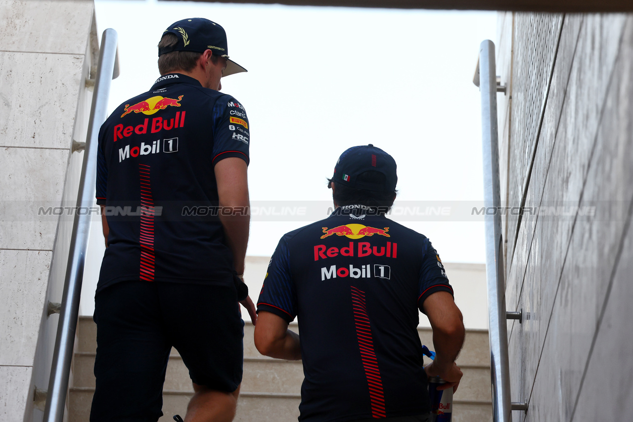 GP QATAR, (L to R): Max Verstappen (NLD) Red Bull Racing with team mate Sergio Perez (MEX) Red Bull Racing.

08.10.2023. Formula 1 World Championship, Rd 18, Qatar Grand Prix, Doha, Qatar, Gara Day.

- www.xpbimages.com, EMail: requests@xpbimages.com © Copyright: Batchelor / XPB Images