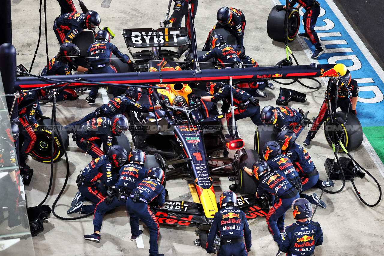 GP QATAR, Max Verstappen (NLD) Red Bull Racing RB19 makes a pit stop.

08.10.2023. Formula 1 World Championship, Rd 18, Qatar Grand Prix, Doha, Qatar, Gara Day.

- www.xpbimages.com, EMail: requests@xpbimages.com © Copyright: Moy / XPB Images