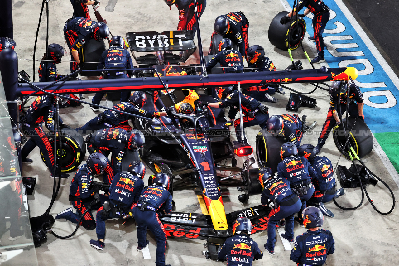 GP QATAR, Max Verstappen (NLD) Red Bull Racing RB19 makes a pit stop.

08.10.2023. Formula 1 World Championship, Rd 18, Qatar Grand Prix, Doha, Qatar, Gara Day.

- www.xpbimages.com, EMail: requests@xpbimages.com © Copyright: Moy / XPB Images