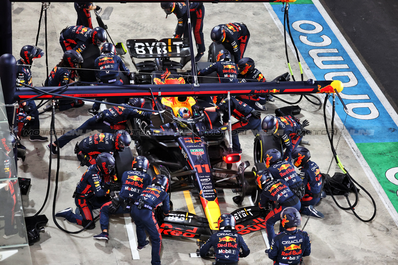 GP QATAR, Sergio Perez (MEX) Red Bull Racing RB19 makes a pit stop.

08.10.2023. Formula 1 World Championship, Rd 18, Qatar Grand Prix, Doha, Qatar, Gara Day.

- www.xpbimages.com, EMail: requests@xpbimages.com © Copyright: Moy / XPB Images