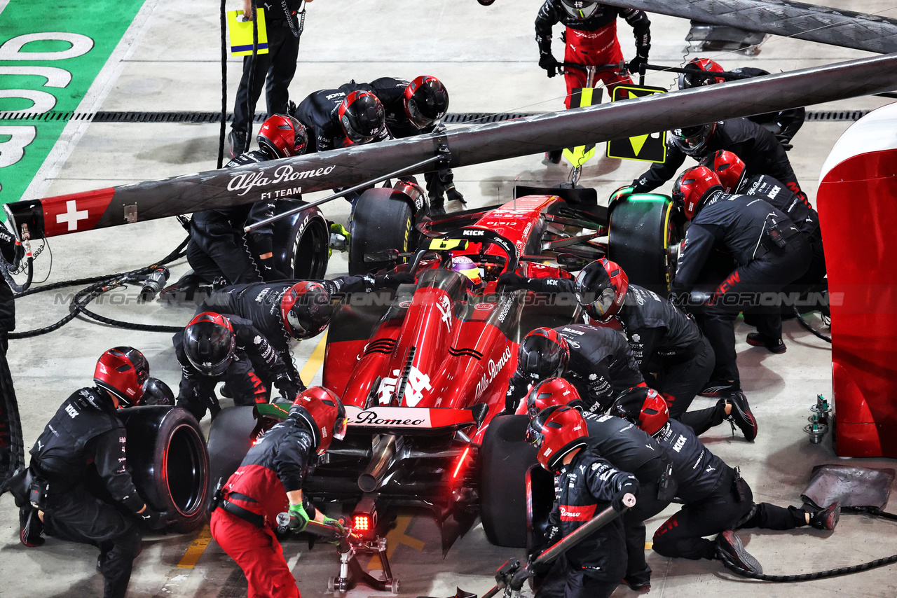 GP QATAR, Zhou Guanyu (CHN) Alfa Romeo F1 Team C43 makes a pit stop.

08.10.2023. Formula 1 World Championship, Rd 18, Qatar Grand Prix, Doha, Qatar, Gara Day.

- www.xpbimages.com, EMail: requests@xpbimages.com © Copyright: Moy / XPB Images