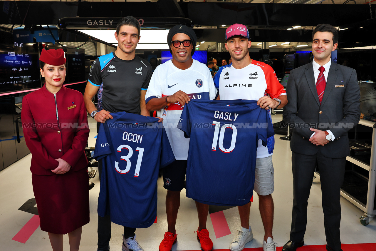 GP QATAR, Esteban Ocon (FRA) Alpine F1 Team e Pierre Gasly (FRA) Alpine F1 Team with Ronaldinho (BRA) Former Football Player.

08.10.2023. Formula 1 World Championship, Rd 18, Qatar Grand Prix, Doha, Qatar, Gara Day.

- www.xpbimages.com, EMail: requests@xpbimages.com © Copyright: Charniaux / XPB Images