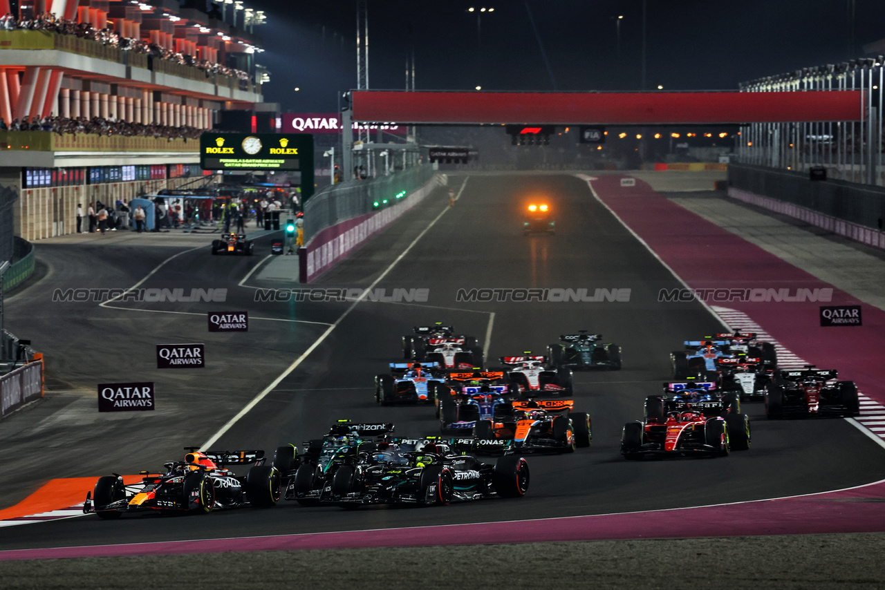 GP QATAR, Max Verstappen (NLD) Red Bull Racing RB19 davanti a George Russell (GBR) Mercedes AMG F1 W14 e Lewis Hamilton (GBR) Mercedes AMG F1 W14, who collided at the partenza of the race.

08.10.2023. Formula 1 World Championship, Rd 18, Qatar Grand Prix, Doha, Qatar, Gara Day.

 - www.xpbimages.com, EMail: requests@xpbimages.com © Copyright: Coates / XPB Images