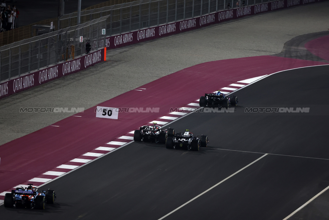 GP QATAR, Nico Hulkenberg (GER) Haas VF-23 e Yuki Tsunoda (JPN) AlphaTauri AT04 battle for position.

08.10.2023. Formula 1 World Championship, Rd 18, Qatar Grand Prix, Doha, Qatar, Gara Day.

- www.xpbimages.com, EMail: requests@xpbimages.com © Copyright: Moy / XPB Images