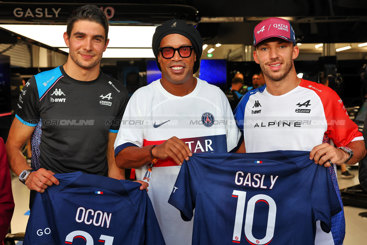 GP QATAR, Esteban Ocon (FRA) Alpine F1 Team e Pierre Gasly (FRA) Alpine F1 Team with Ronaldinho (BRA) Former Football Player.

08.10.2023. Formula 1 World Championship, Rd 18, Qatar Grand Prix, Doha, Qatar, Gara Day.

- www.xpbimages.com, EMail: requests@xpbimages.com © Copyright: Charniaux / XPB Images