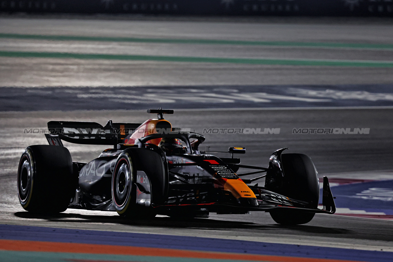 GP QATAR, Max Verstappen (NLD) Red Bull Racing RB19.

08.10.2023. Formula 1 World Championship, Rd 18, Qatar Grand Prix, Doha, Qatar, Gara Day.

- www.xpbimages.com, EMail: requests@xpbimages.com © Copyright: Charniaux / XPB Images