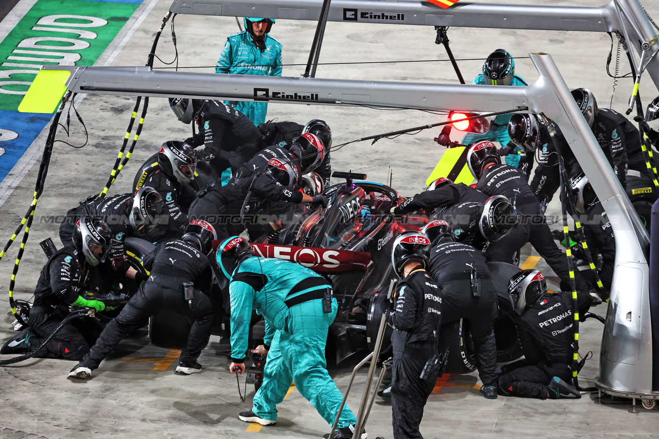 GP QATAR, George Russell (GBR) Mercedes AMG F1 W14 makes a pit stop.

08.10.2023. Formula 1 World Championship, Rd 18, Qatar Grand Prix, Doha, Qatar, Gara Day.

- www.xpbimages.com, EMail: requests@xpbimages.com © Copyright: Moy / XPB Images