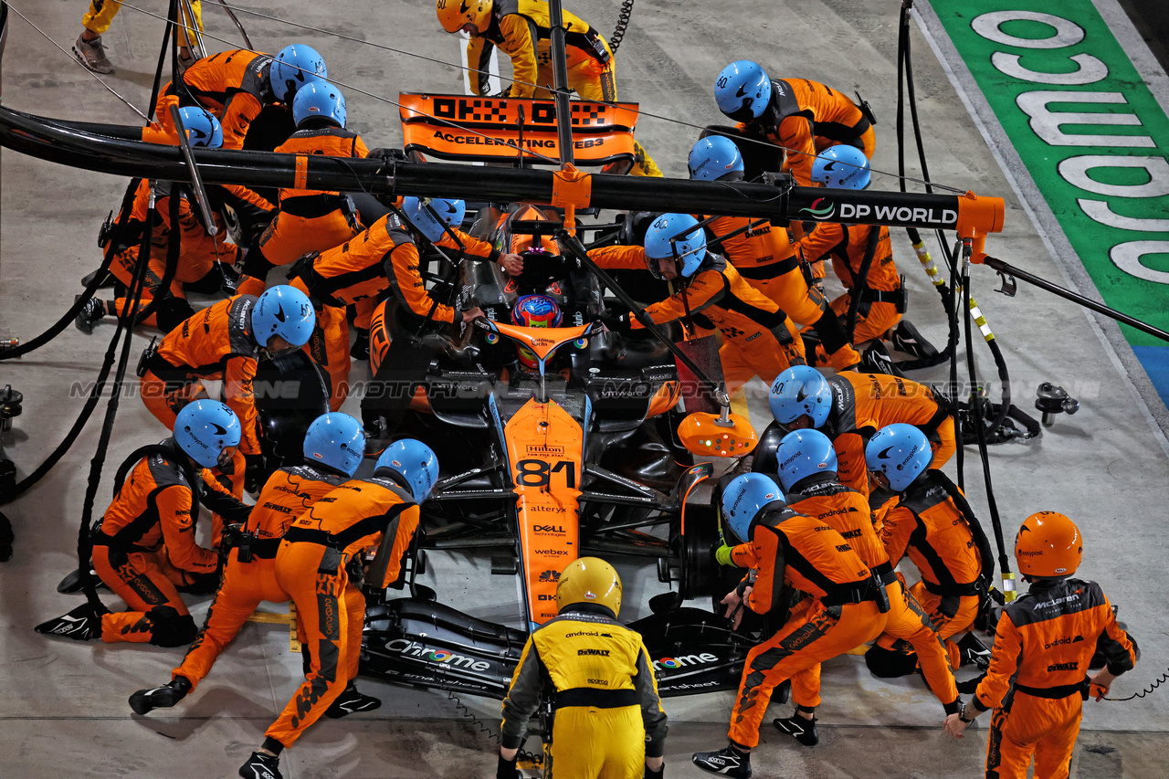 GP QATAR, Oscar Piastri (AUS) McLaren MCL60 makes a pit stop.

08.10.2023. Formula 1 World Championship, Rd 18, Qatar Grand Prix, Doha, Qatar, Gara Day.

- www.xpbimages.com, EMail: requests@xpbimages.com © Copyright: Moy / XPB Images