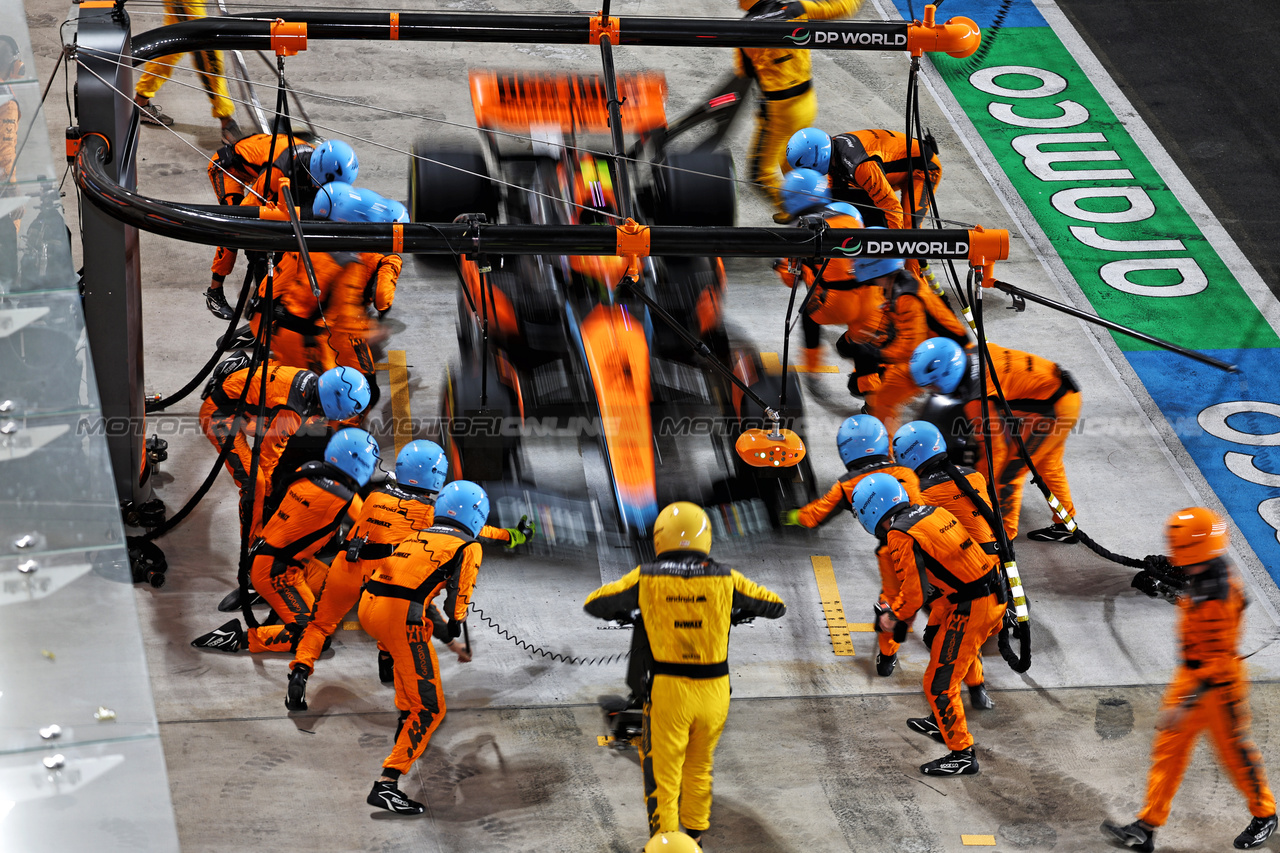 GP QATAR, Lando Norris (GBR) McLaren MCL60 makes a pit stop.

08.10.2023. Formula 1 World Championship, Rd 18, Qatar Grand Prix, Doha, Qatar, Gara Day.

- www.xpbimages.com, EMail: requests@xpbimages.com © Copyright: Moy / XPB Images