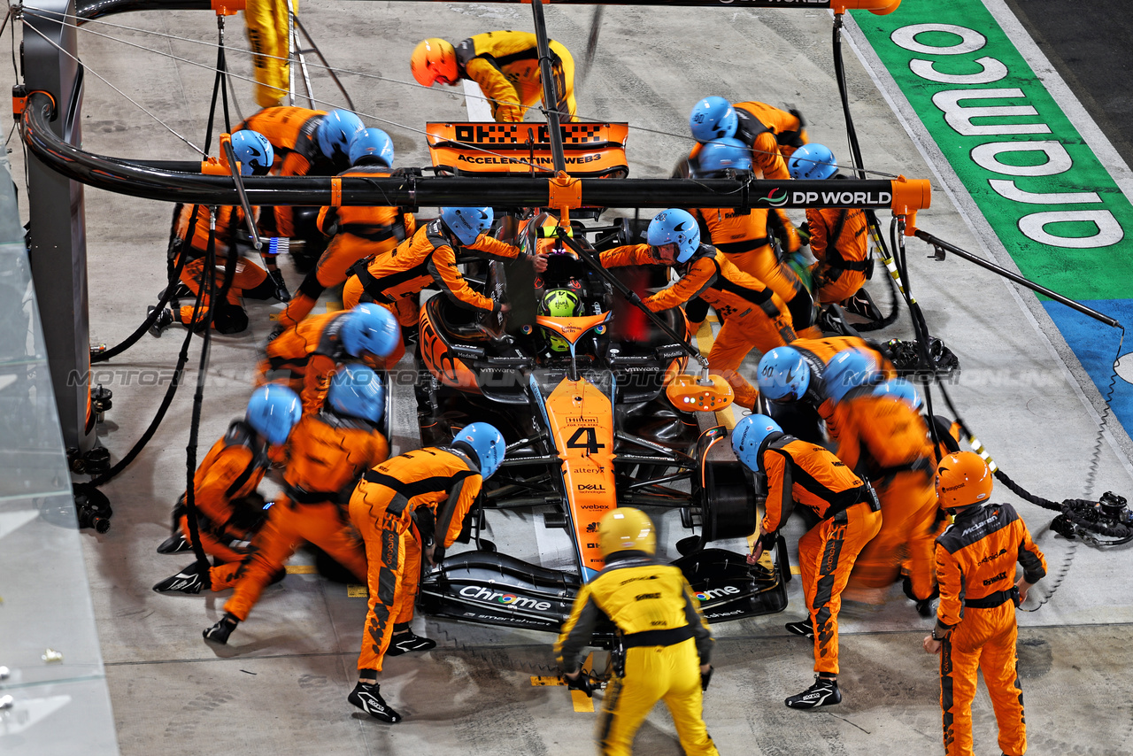 GP QATAR, Lando Norris (GBR) McLaren MCL60 makes a pit stop.

08.10.2023. Formula 1 World Championship, Rd 18, Qatar Grand Prix, Doha, Qatar, Gara Day.

- www.xpbimages.com, EMail: requests@xpbimages.com © Copyright: Moy / XPB Images