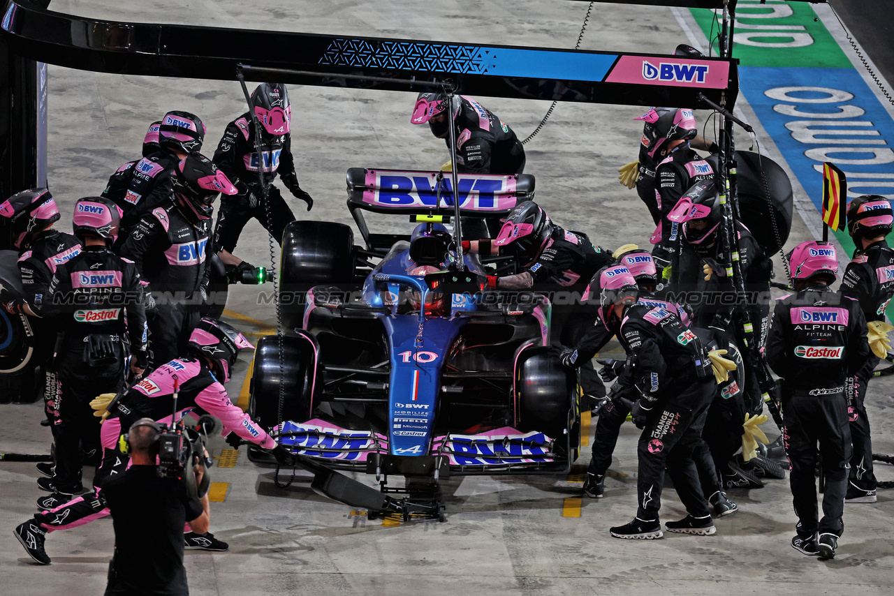 GP QATAR, Pierre Gasly (FRA) Alpine F1 Team A523 makes a pit stop.

08.10.2023. Formula 1 World Championship, Rd 18, Qatar Grand Prix, Doha, Qatar, Gara Day.

- www.xpbimages.com, EMail: requests@xpbimages.com © Copyright: Moy / XPB Images