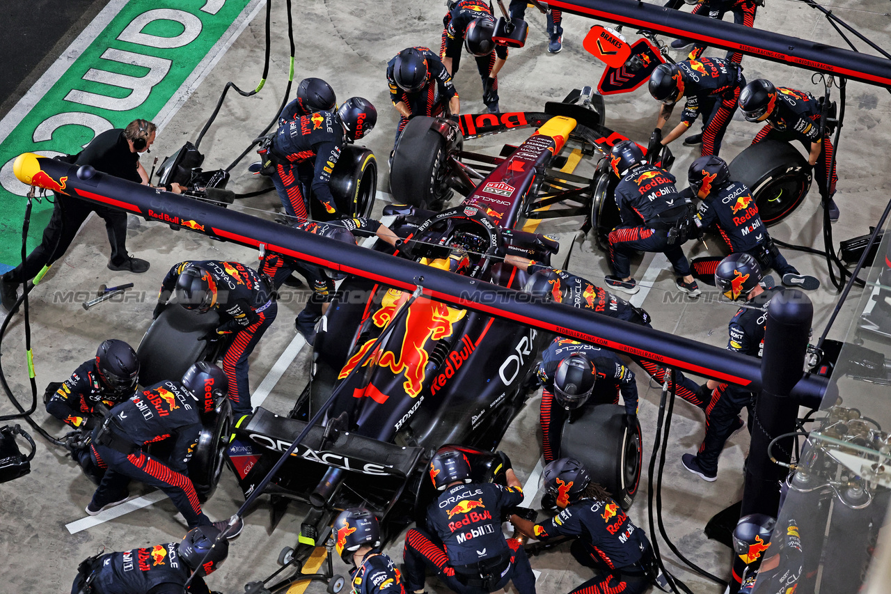 GP QATAR, Max Verstappen (NLD) Red Bull Racing RB19 makes a pit stop.

08.10.2023. Formula 1 World Championship, Rd 18, Qatar Grand Prix, Doha, Qatar, Gara Day.

- www.xpbimages.com, EMail: requests@xpbimages.com © Copyright: Moy / XPB Images