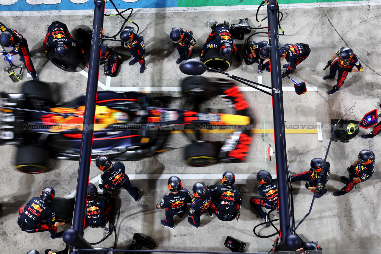 GP QATAR, Sergio Perez (MEX) Red Bull Racing RB19 makes a pit stop.

08.10.2023. Formula 1 World Championship, Rd 18, Qatar Grand Prix, Doha, Qatar, Gara Day.

- www.xpbimages.com, EMail: requests@xpbimages.com © Copyright: Moy / XPB Images