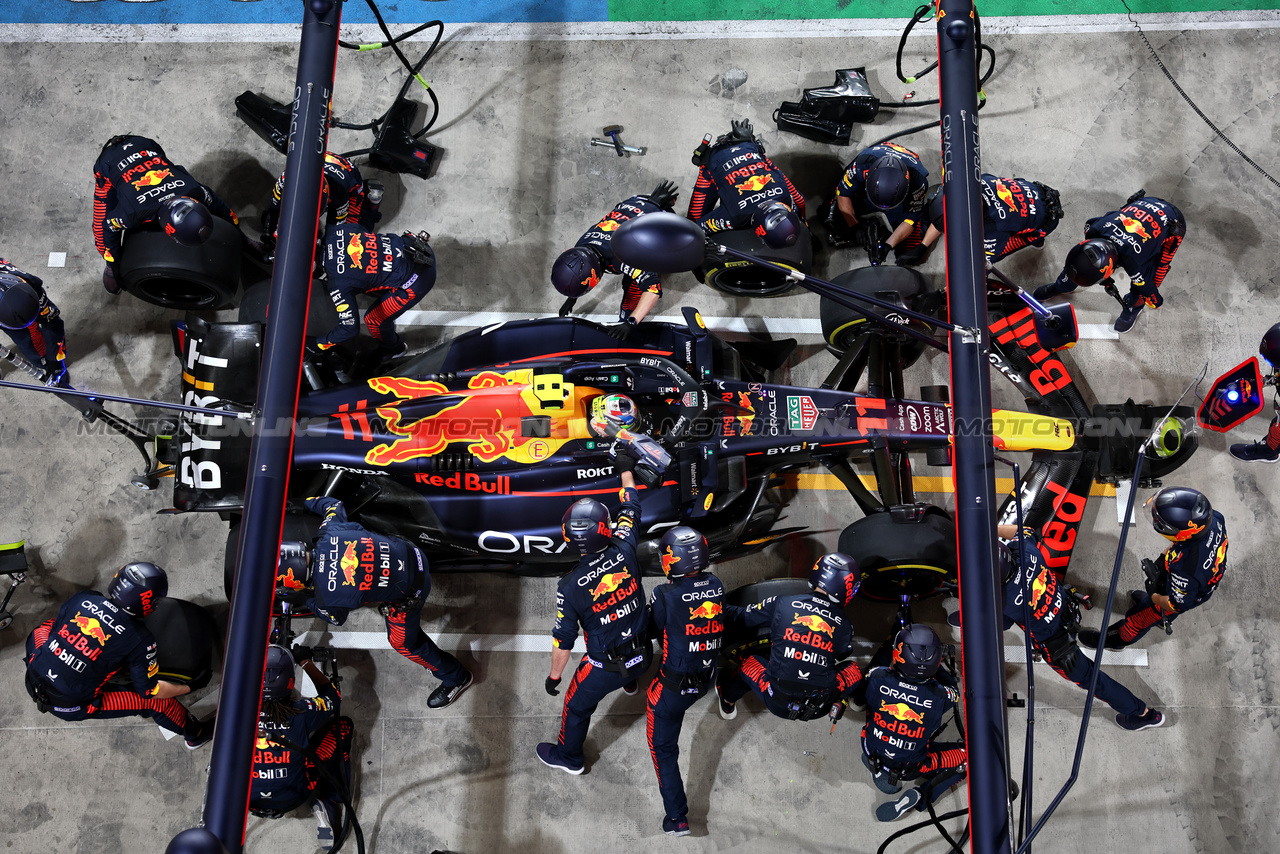 GP QATAR, Sergio Perez (MEX) Red Bull Racing RB19 makes a pit stop.

08.10.2023. Formula 1 World Championship, Rd 18, Qatar Grand Prix, Doha, Qatar, Gara Day.

- www.xpbimages.com, EMail: requests@xpbimages.com © Copyright: Moy / XPB Images