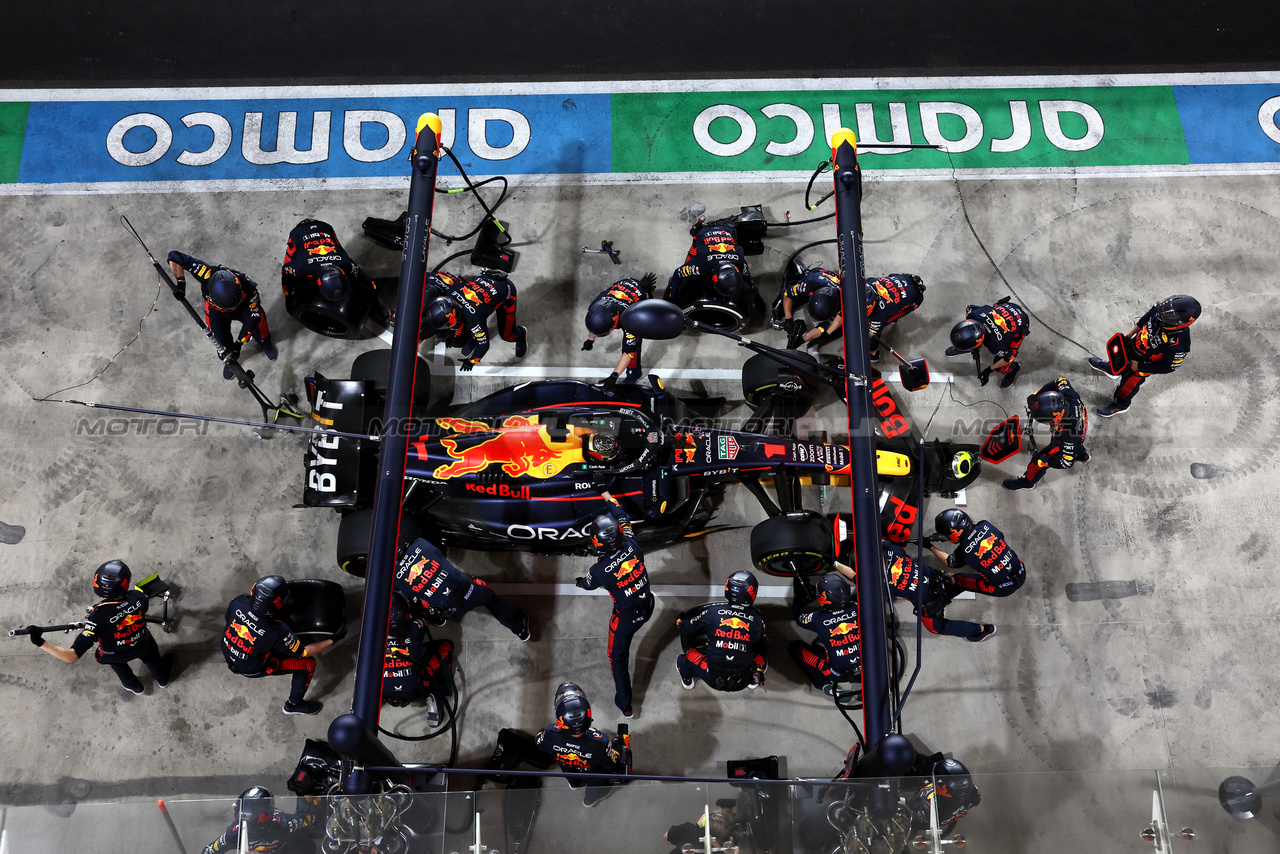 GP QATAR, Max Verstappen (NLD) Red Bull Racing RB19 makes a pit stop.

08.10.2023. Formula 1 World Championship, Rd 18, Qatar Grand Prix, Doha, Qatar, Gara Day.

- www.xpbimages.com, EMail: requests@xpbimages.com © Copyright: Moy / XPB Images