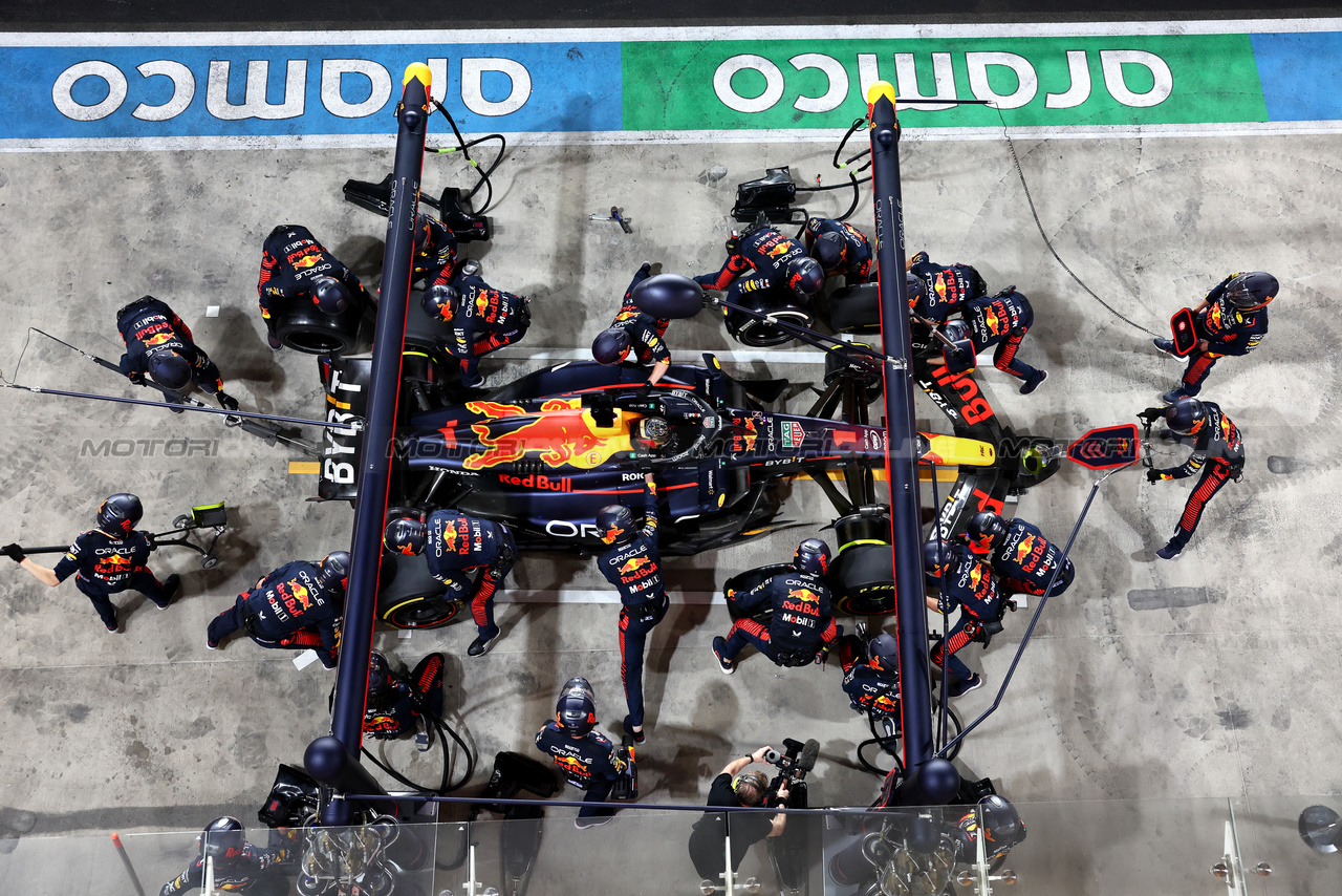 GP QATAR, Max Verstappen (NLD) Red Bull Racing RB19 makes a pit stop.

08.10.2023. Formula 1 World Championship, Rd 18, Qatar Grand Prix, Doha, Qatar, Gara Day.

- www.xpbimages.com, EMail: requests@xpbimages.com © Copyright: Moy / XPB Images