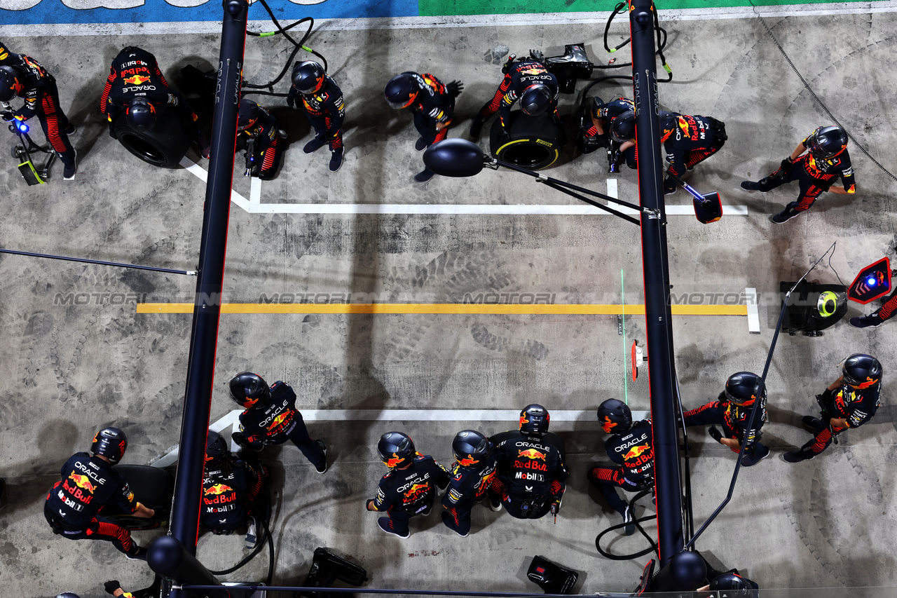 GP QATAR, Red Bull Racing makes a pit stop.

08.10.2023. Formula 1 World Championship, Rd 18, Qatar Grand Prix, Doha, Qatar, Gara Day.

- www.xpbimages.com, EMail: requests@xpbimages.com © Copyright: Moy / XPB Images