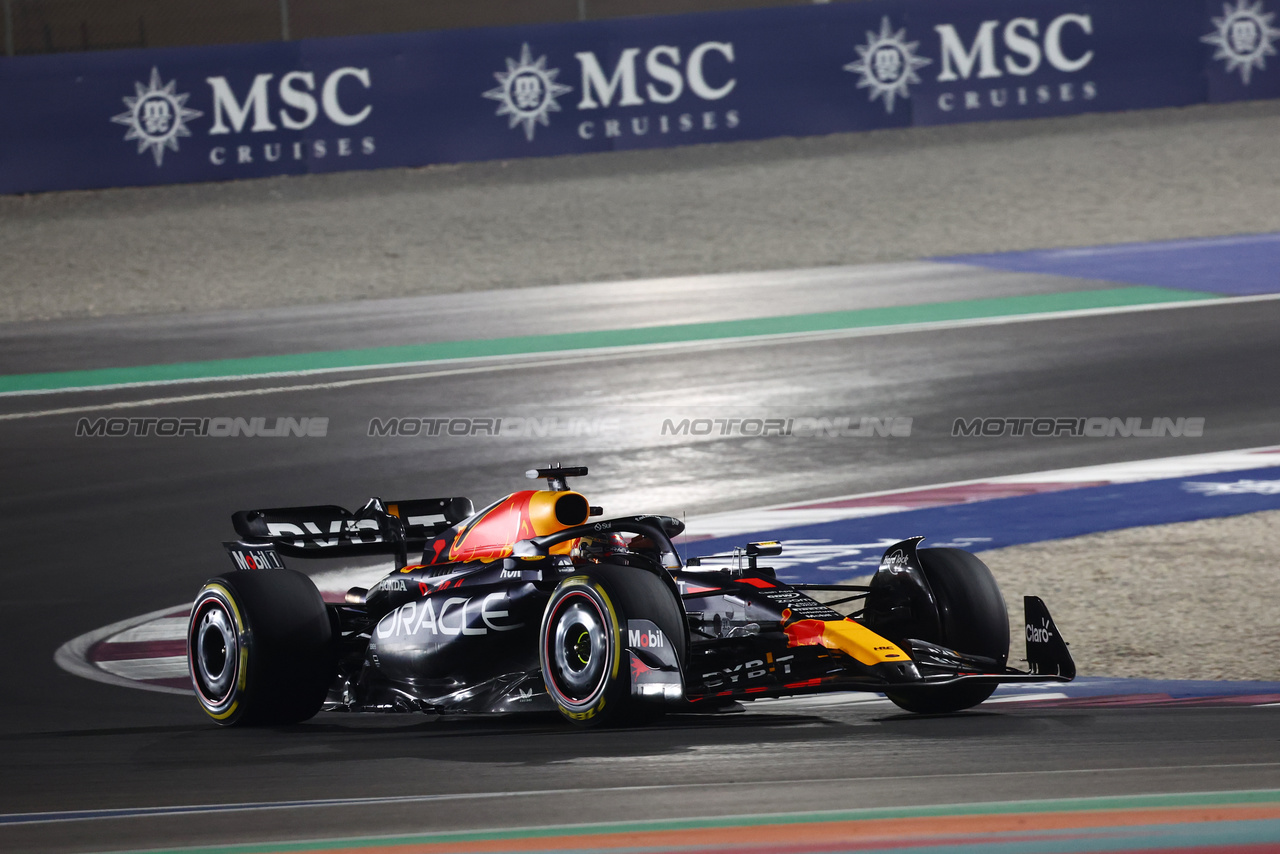 GP QATAR, Max Verstappen (NLD) Red Bull Racing RB19.



08.10.2023. Formula 1 World Championship, Rd 18, Qatar Grand Prix, Doha, Qatar, Gara Day.

- www.xpbimages.com, EMail: requests@xpbimages.com © Copyright: Batchelor / XPB Images