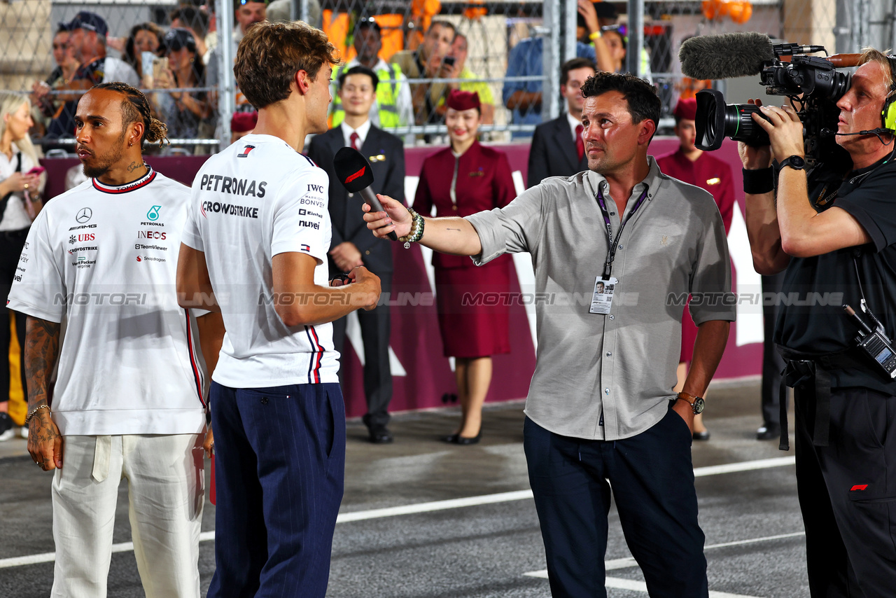 GP QATAR, Will Buxton (GBR) F1 Digital Presenter (Right) with George Russell (GBR) Mercedes AMG F1 e Lewis Hamilton (GBR) Mercedes AMG F1 on the drivers' parade.

08.10.2023. Formula 1 World Championship, Rd 18, Qatar Grand Prix, Doha, Qatar, Gara Day.

 - www.xpbimages.com, EMail: requests@xpbimages.com © Copyright: Coates / XPB Images