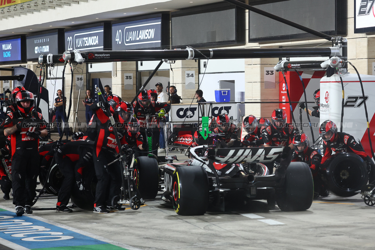 GP QATAR, Kevin Magnussen (DEN) Haas VF-23 makes a pit stop.

08.10.2023. Formula 1 World Championship, Rd 18, Qatar Grand Prix, Doha, Qatar, Gara Day.

- www.xpbimages.com, EMail: requests@xpbimages.com © Copyright: Batchelor / XPB Images