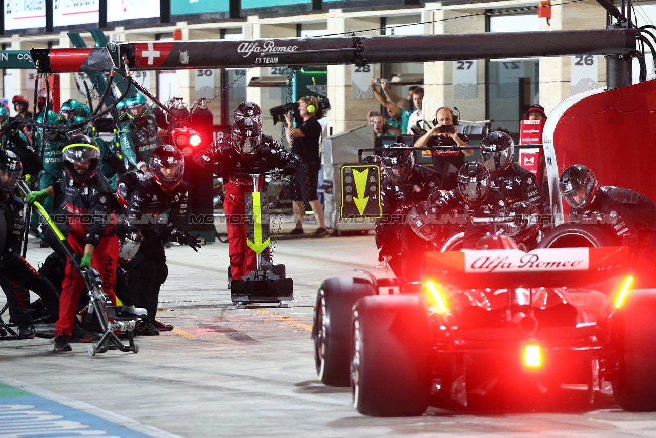 GP QATAR, Valtteri Bottas (FIN) Alfa Romeo F1 Team C43 makes a pit stop.

08.10.2023. Formula 1 World Championship, Rd 18, Qatar Grand Prix, Doha, Qatar, Gara Day.

- www.xpbimages.com, EMail: requests@xpbimages.com © Copyright: Batchelor / XPB Images