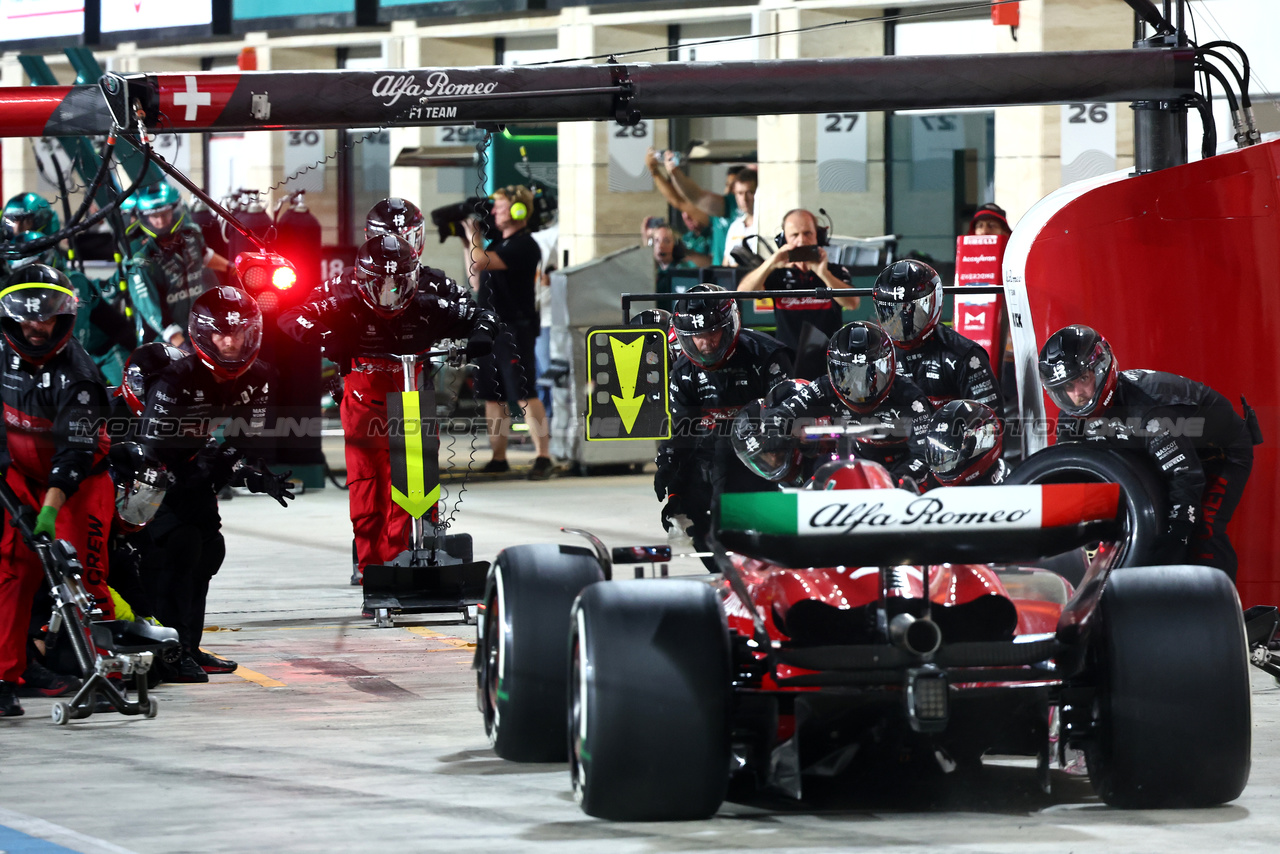 GP QATAR, Valtteri Bottas (FIN) Alfa Romeo F1 Team C43 makes a pit stop.

08.10.2023. Formula 1 World Championship, Rd 18, Qatar Grand Prix, Doha, Qatar, Gara Day.

- www.xpbimages.com, EMail: requests@xpbimages.com © Copyright: Batchelor / XPB Images