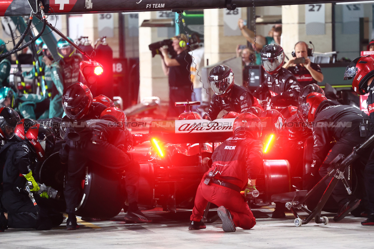 GP QATAR, Valtteri Bottas (FIN) Alfa Romeo F1 Team C43 makes a pit stop.

08.10.2023. Formula 1 World Championship, Rd 18, Qatar Grand Prix, Doha, Qatar, Gara Day.

- www.xpbimages.com, EMail: requests@xpbimages.com © Copyright: Batchelor / XPB Images