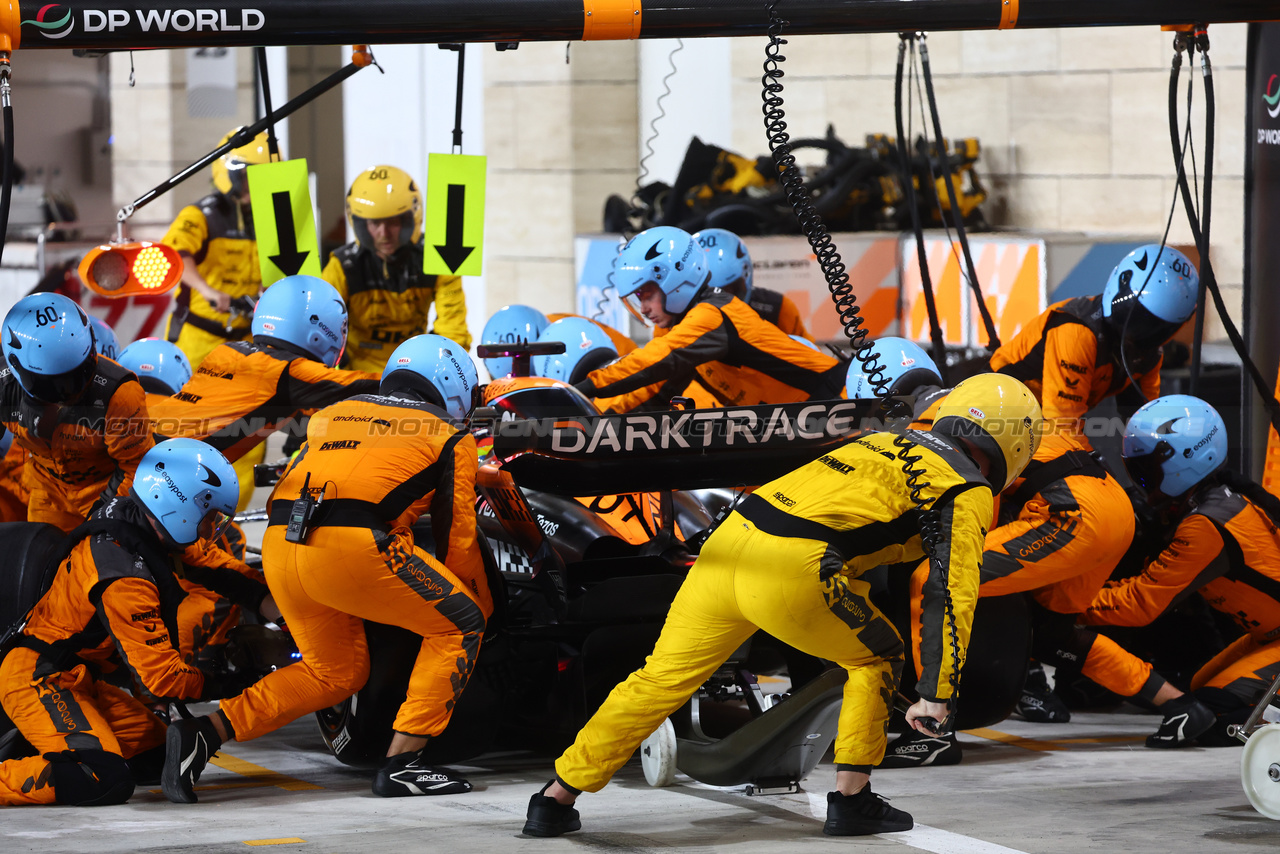 GP QATAR, Oscar Piastri (AUS) McLaren MCL60 makes a pit stop.

08.10.2023. Formula 1 World Championship, Rd 18, Qatar Grand Prix, Doha, Qatar, Gara Day.

- www.xpbimages.com, EMail: requests@xpbimages.com © Copyright: Batchelor / XPB Images