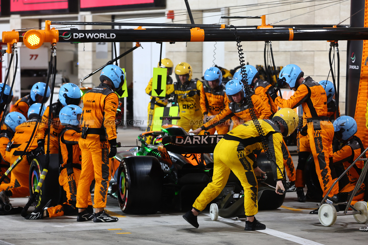 GP QATAR, Oscar Piastri (AUS) McLaren MCL60 makes a pit stop.

08.10.2023. Formula 1 World Championship, Rd 18, Qatar Grand Prix, Doha, Qatar, Gara Day.

- www.xpbimages.com, EMail: requests@xpbimages.com © Copyright: Batchelor / XPB Images