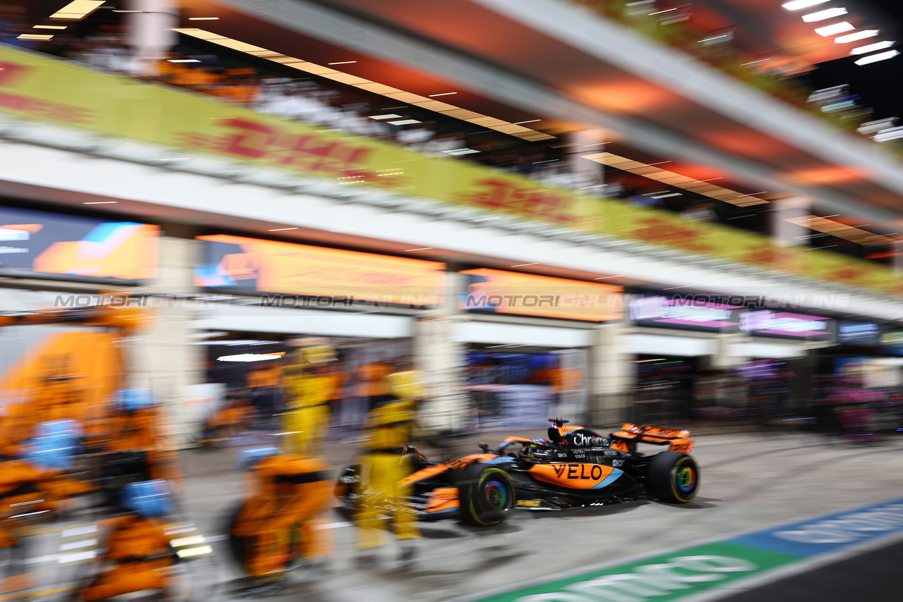 GP QATAR, Oscar Piastri (AUS) McLaren MCL60 makes a pit stop.

08.10.2023. Formula 1 World Championship, Rd 18, Qatar Grand Prix, Doha, Qatar, Gara Day.

- www.xpbimages.com, EMail: requests@xpbimages.com © Copyright: Batchelor / XPB Images