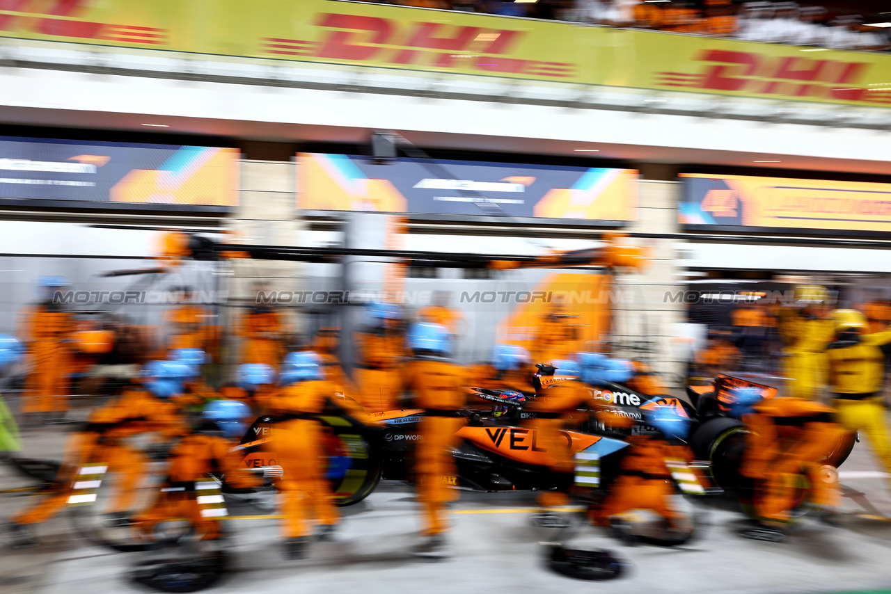 GP QATAR, Oscar Piastri (AUS) McLaren MCL60 makes a pit stop.

08.10.2023. Formula 1 World Championship, Rd 18, Qatar Grand Prix, Doha, Qatar, Gara Day.

- www.xpbimages.com, EMail: requests@xpbimages.com © Copyright: Batchelor / XPB Images