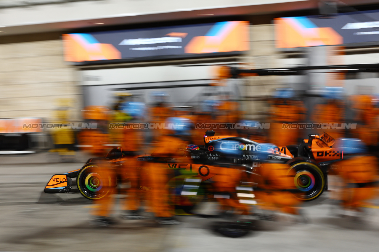 GP QATAR, Oscar Piastri (AUS) McLaren MCL60 makes a pit stop.

08.10.2023. Formula 1 World Championship, Rd 18, Qatar Grand Prix, Doha, Qatar, Gara Day.

- www.xpbimages.com, EMail: requests@xpbimages.com © Copyright: Batchelor / XPB Images