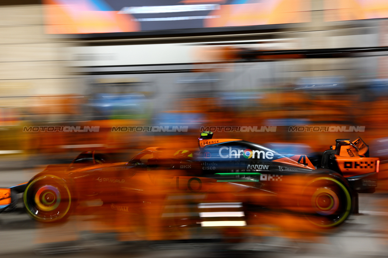 GP QATAR, Lando Norris (GBR) McLaren MCL60 makes a pit stop.

08.10.2023. Formula 1 World Championship, Rd 18, Qatar Grand Prix, Doha, Qatar, Gara Day.

- www.xpbimages.com, EMail: requests@xpbimages.com © Copyright: Batchelor / XPB Images