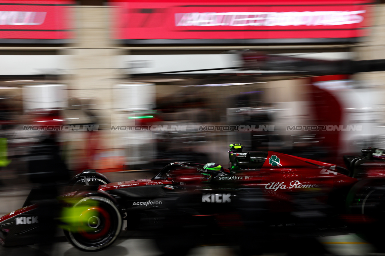 GP QATAR, Zhou Guanyu (CHN) Alfa Romeo F1 Team C43 makes a pit stop.

08.10.2023. Formula 1 World Championship, Rd 18, Qatar Grand Prix, Doha, Qatar, Gara Day.

- www.xpbimages.com, EMail: requests@xpbimages.com © Copyright: Batchelor / XPB Images