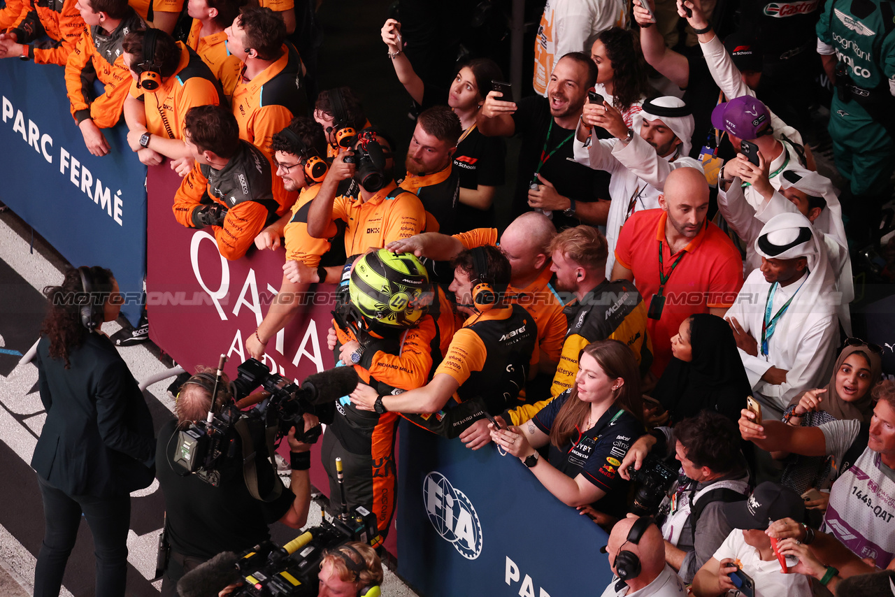 GP QATAR, Lando Norris (GBR) McLaren MCL60 celebrates his third position in parc ferme with the team.

08.10.2023. Formula 1 World Championship, Rd 18, Qatar Grand Prix, Doha, Qatar, Gara Day.

- www.xpbimages.com, EMail: requests@xpbimages.com © Copyright: Moy / XPB Images