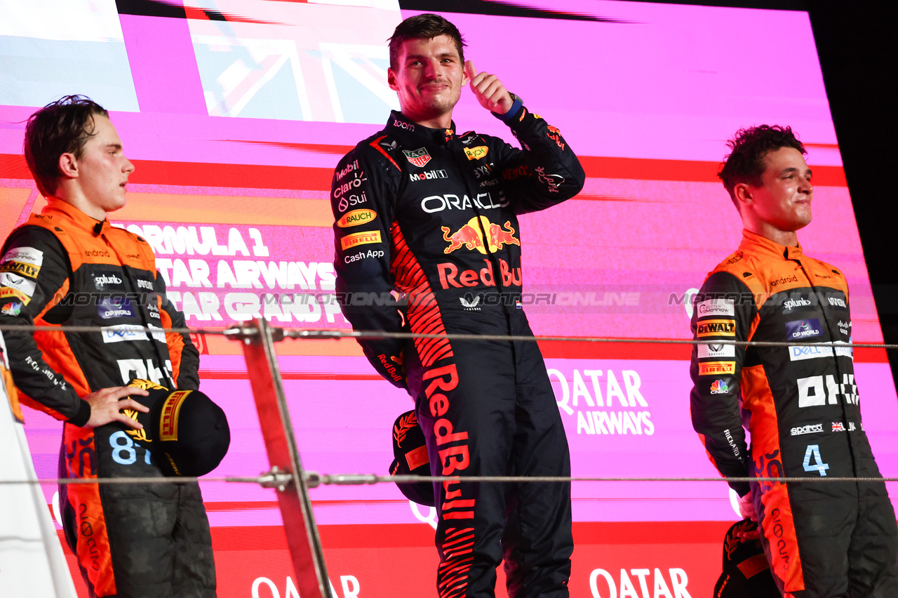 GP QATAR, Max Verstappen (NLD), Red Bull Racing Lando Norris (GBR), McLaren F1 Team Oscar Piastri (AUS), McLaren 
08.10.2023. Formula 1 World Championship, Rd 18, Qatar Grand Prix, Doha, Qatar, Gara Day.
- www.xpbimages.com, EMail: requests@xpbimages.com © Copyright: Charniaux / XPB Images