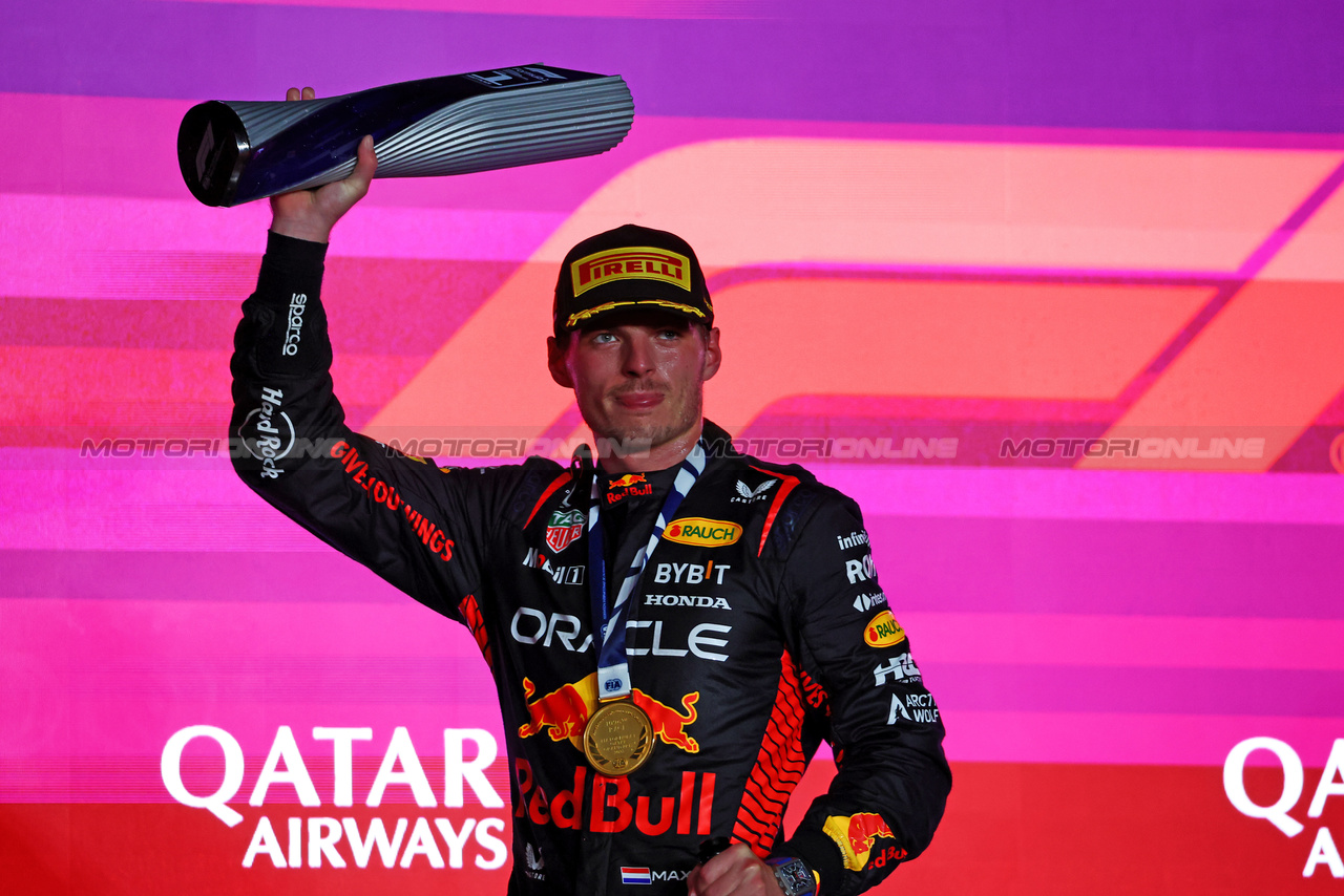 GP QATAR, Gara winner Max Verstappen (NLD) Red Bull Racing celebrates on the podium.

08.10.2023. Formula 1 World Championship, Rd 18, Qatar Grand Prix, Doha, Qatar, Gara Day.

 - www.xpbimages.com, EMail: requests@xpbimages.com © Copyright: Coates / XPB Images