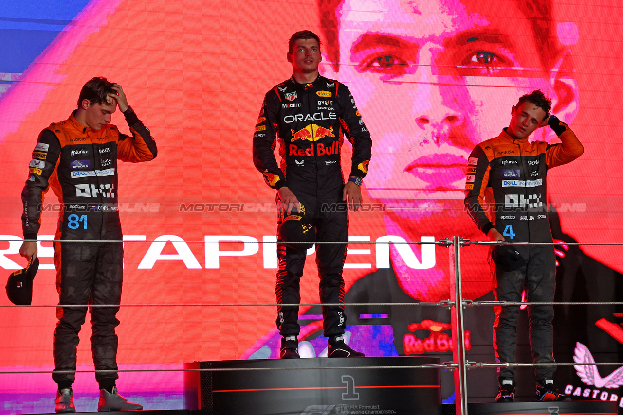 GP QATAR, The podium (L to R): Oscar Piastri (AUS) McLaren, second; Max Verstappen (NLD) Red Bull Racing, vincitore; Lando Norris (GBR) McLaren, third.

08.10.2023. Formula 1 World Championship, Rd 18, Qatar Grand Prix, Doha, Qatar, Gara Day.

 - www.xpbimages.com, EMail: requests@xpbimages.com © Copyright: Coates / XPB Images