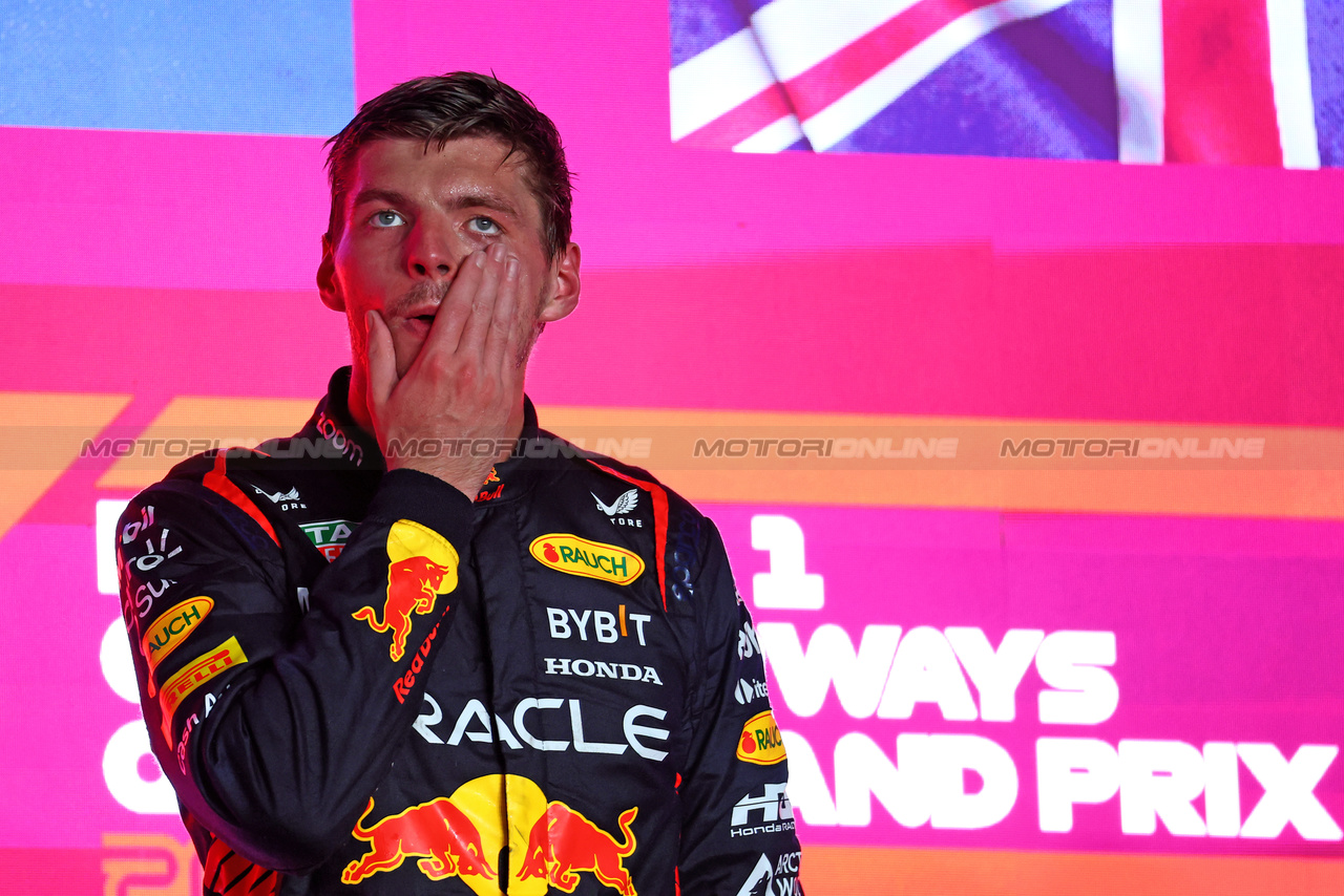 GP QATAR, Gara winner Max Verstappen (NLD) Red Bull Racing on the podium.

08.10.2023. Formula 1 World Championship, Rd 18, Qatar Grand Prix, Doha, Qatar, Gara Day.

 - www.xpbimages.com, EMail: requests@xpbimages.com © Copyright: Coates / XPB Images