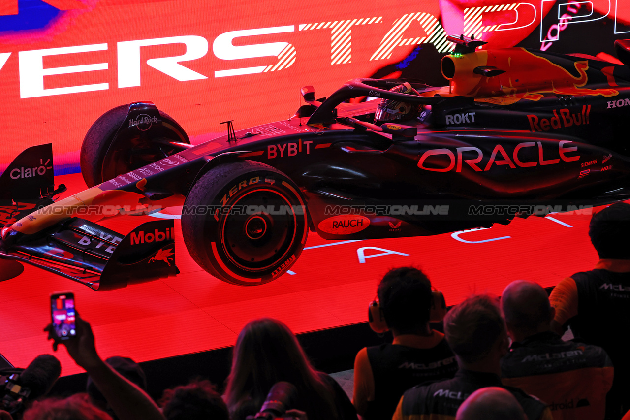 GP QATAR, Gara winner Max Verstappen (NLD) Red Bull Racing RB19 in parc ferme.

08.10.2023. Formula 1 World Championship, Rd 18, Qatar Grand Prix, Doha, Qatar, Gara Day.

 - www.xpbimages.com, EMail: requests@xpbimages.com © Copyright: Coates / XPB Images