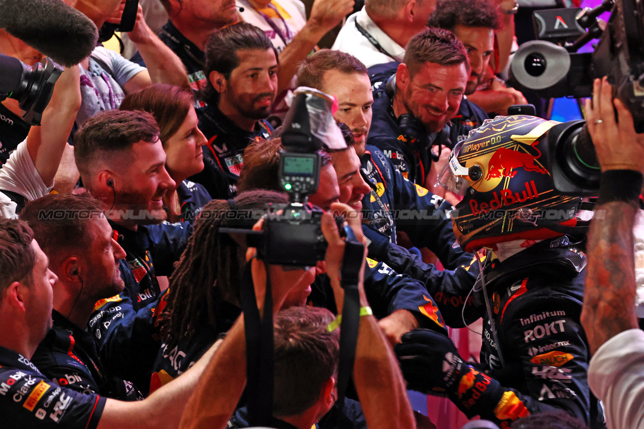 GP QATAR, Gara winner Max Verstappen (NLD) Red Bull Racing celebrates in parc ferme with the team.

08.10.2023. Formula 1 World Championship, Rd 18, Qatar Grand Prix, Doha, Qatar, Gara Day.

 - www.xpbimages.com, EMail: requests@xpbimages.com © Copyright: Coates / XPB Images