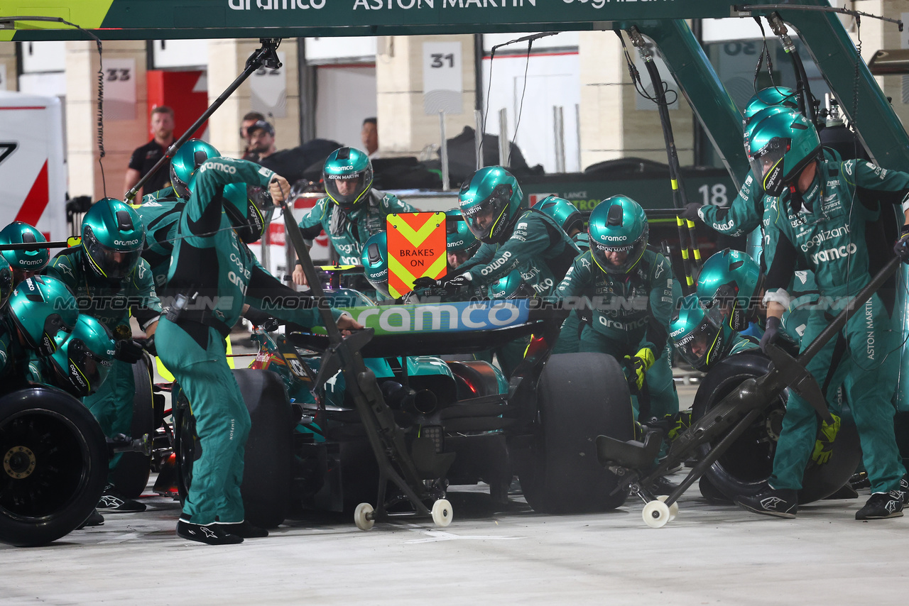 GP QATAR, Fernando Alonso (ESP) Aston Martin F1 Team AMR23 makes a pit stop.

08.10.2023. Formula 1 World Championship, Rd 18, Qatar Grand Prix, Doha, Qatar, Gara Day.

- www.xpbimages.com, EMail: requests@xpbimages.com © Copyright: Batchelor / XPB Images