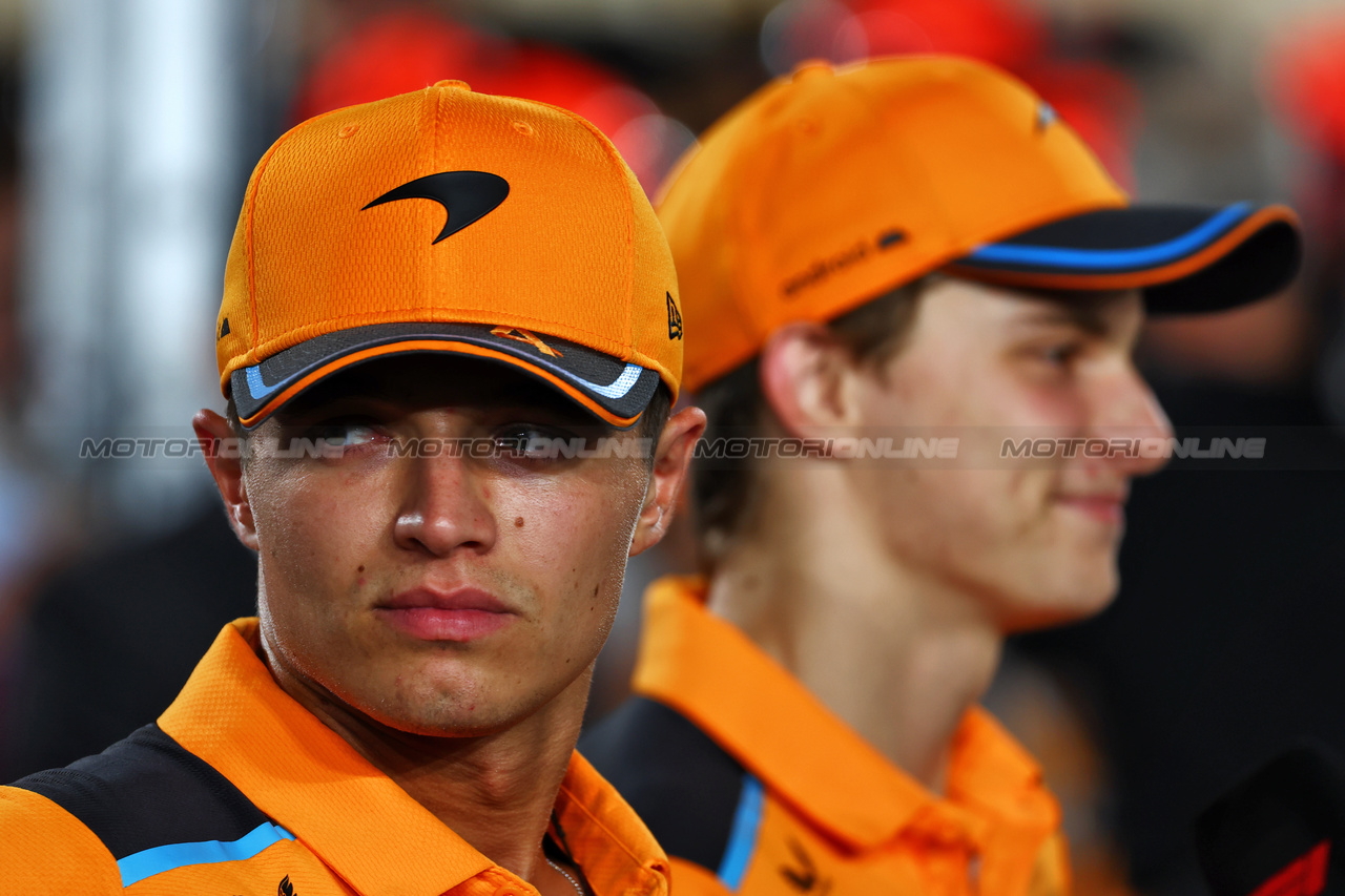 GP QATAR, Lando Norris (GBR) McLaren e Oscar Piastri (AUS) McLaren on the drivers' parade.

08.10.2023. Formula 1 World Championship, Rd 18, Qatar Grand Prix, Doha, Qatar, Gara Day.

 - www.xpbimages.com, EMail: requests@xpbimages.com © Copyright: Coates / XPB Images