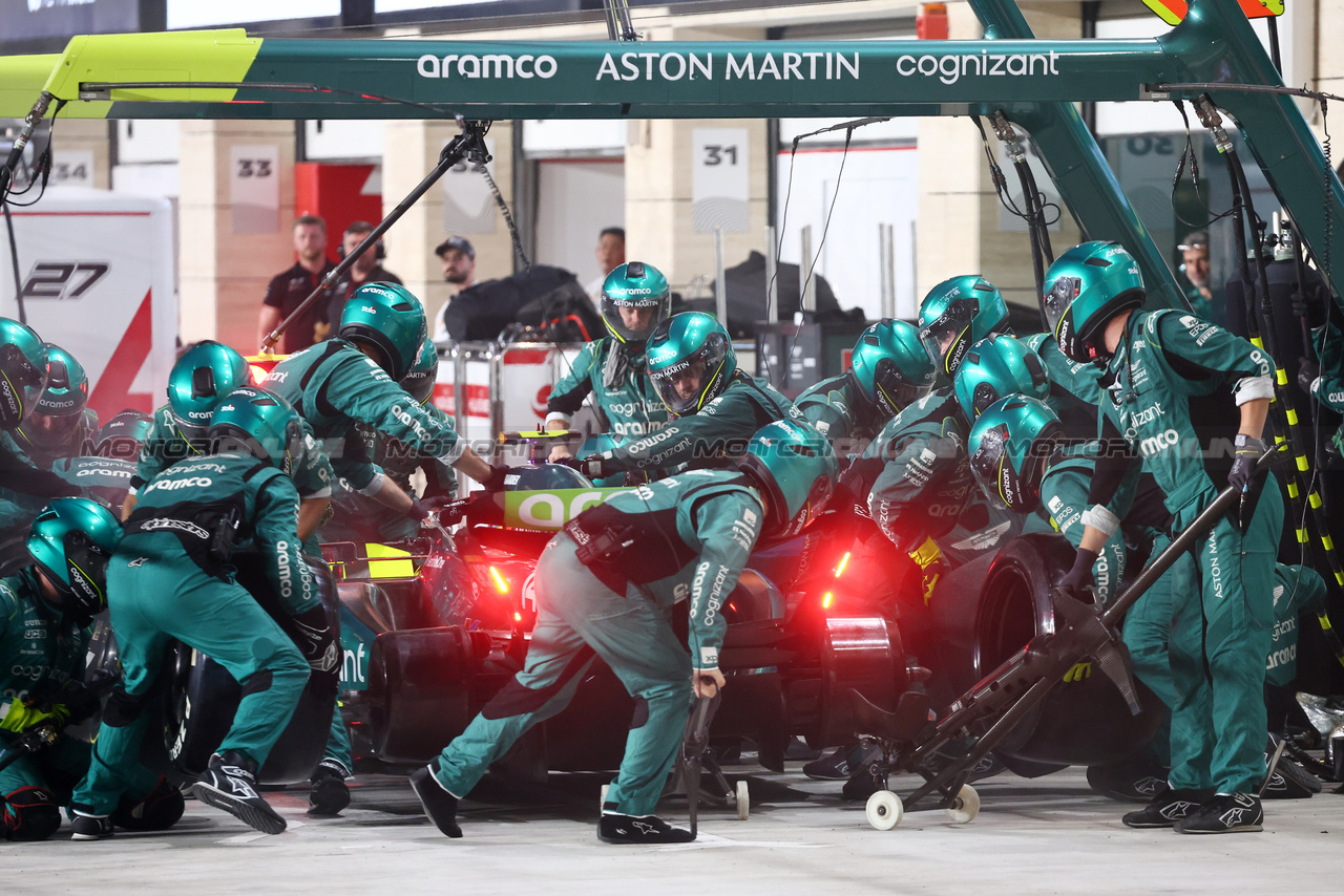 GP QATAR, Fernando Alonso (ESP) Aston Martin F1 Team AMR23 makes a pit stop.

08.10.2023. Formula 1 World Championship, Rd 18, Qatar Grand Prix, Doha, Qatar, Gara Day.

- www.xpbimages.com, EMail: requests@xpbimages.com © Copyright: Batchelor / XPB Images