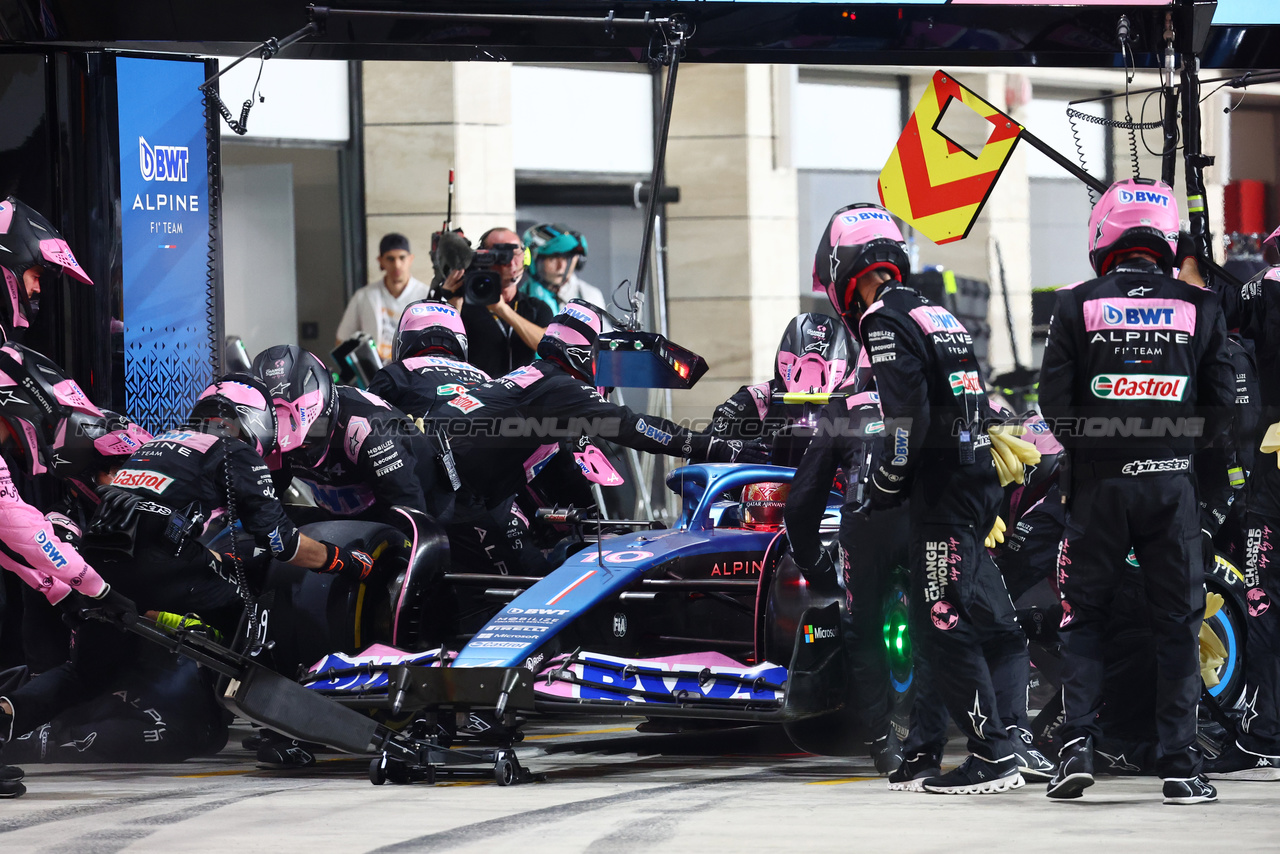 GP QATAR, Pierre Gasly (FRA) Alpine F1 Team A523 makes a pit stop.

08.10.2023. Formula 1 World Championship, Rd 18, Qatar Grand Prix, Doha, Qatar, Gara Day.

- www.xpbimages.com, EMail: requests@xpbimages.com © Copyright: Batchelor / XPB Images