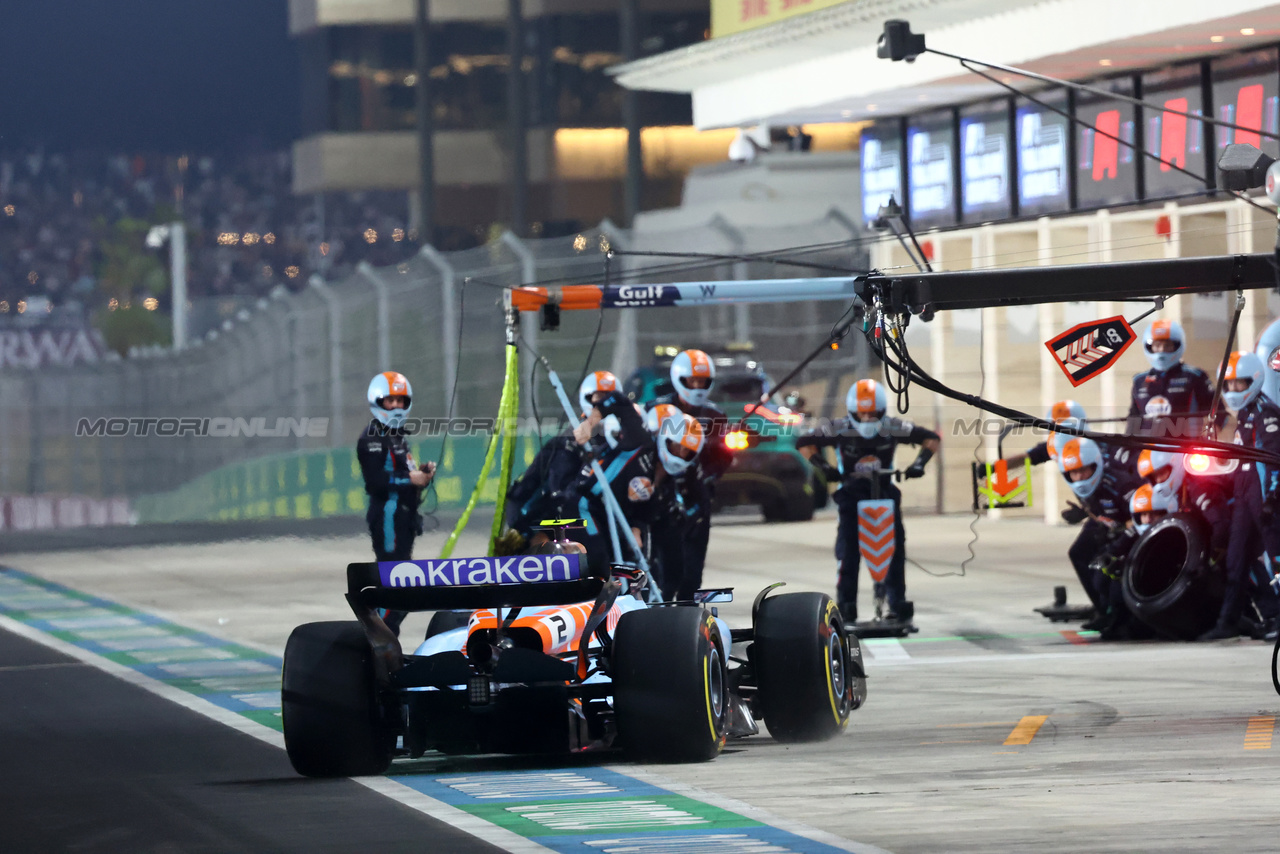 GP QATAR, Logan Sargeant (USA) Williams Racing FW45 makes a pit stop.

08.10.2023. Formula 1 World Championship, Rd 18, Qatar Grand Prix, Doha, Qatar, Gara Day.

- www.xpbimages.com, EMail: requests@xpbimages.com © Copyright: Batchelor / XPB Images