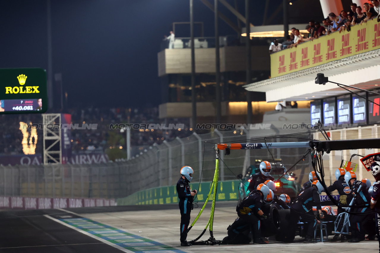 GP QATAR, Alexander Albon (THA) Williams Racing FW45 makes a pit stop.

08.10.2023. Formula 1 World Championship, Rd 18, Qatar Grand Prix, Doha, Qatar, Gara Day.

- www.xpbimages.com, EMail: requests@xpbimages.com © Copyright: Batchelor / XPB Images