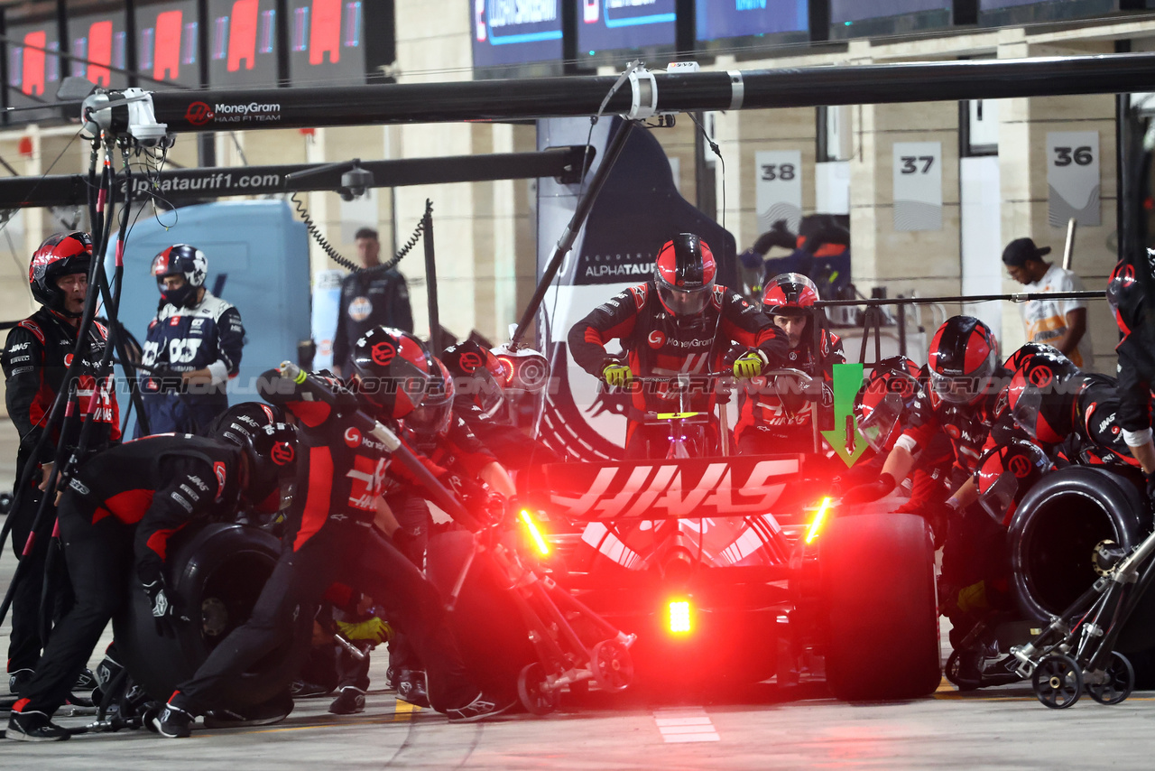 GP QATAR, Nico Hulkenberg (GER) Haas VF-23 makes a pit stop.

08.10.2023. Formula 1 World Championship, Rd 18, Qatar Grand Prix, Doha, Qatar, Gara Day.

- www.xpbimages.com, EMail: requests@xpbimages.com © Copyright: Batchelor / XPB Images